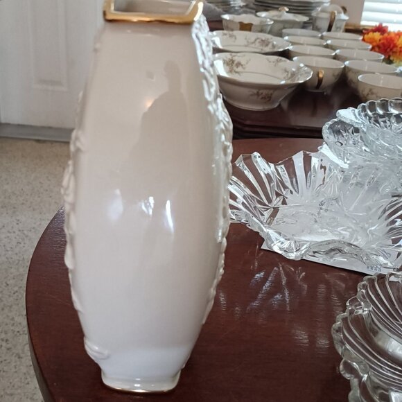 New In Box Vintage 1970s Lenox Fine Porcelain Vase. Embossed With Gold Rim - Picture 7 of 9